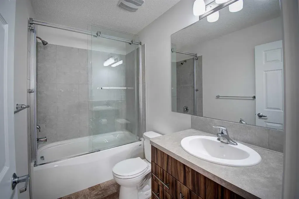 221 Hillcrest Gardens SW