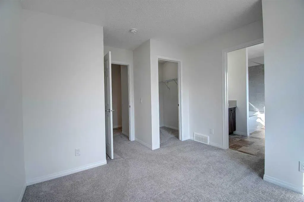 221 Hillcrest Gardens SW