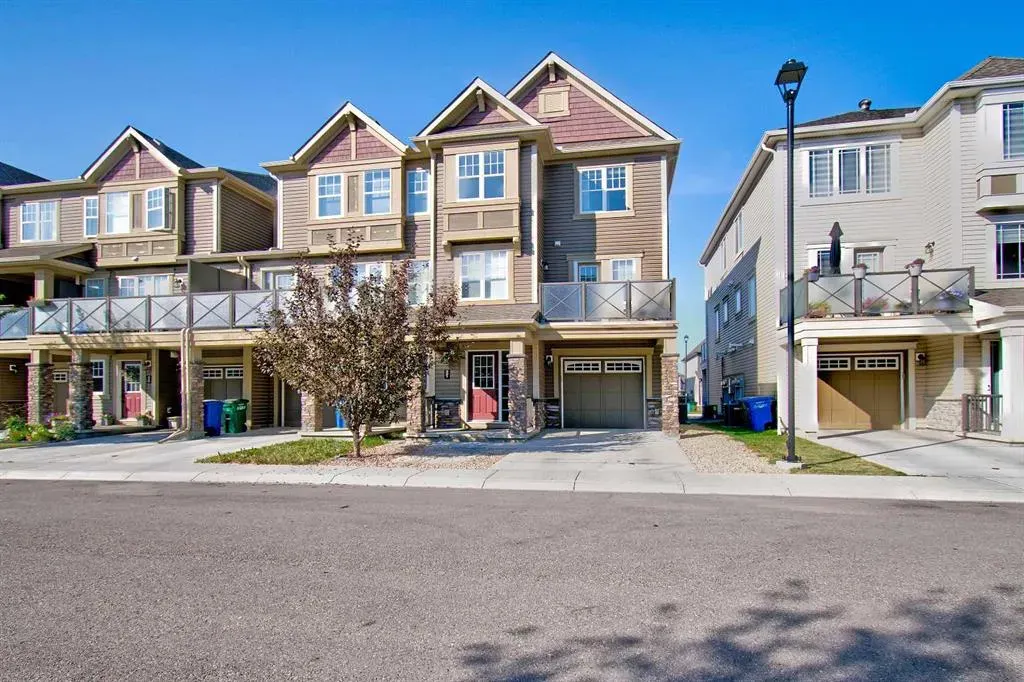 221 Hillcrest Gardens SW