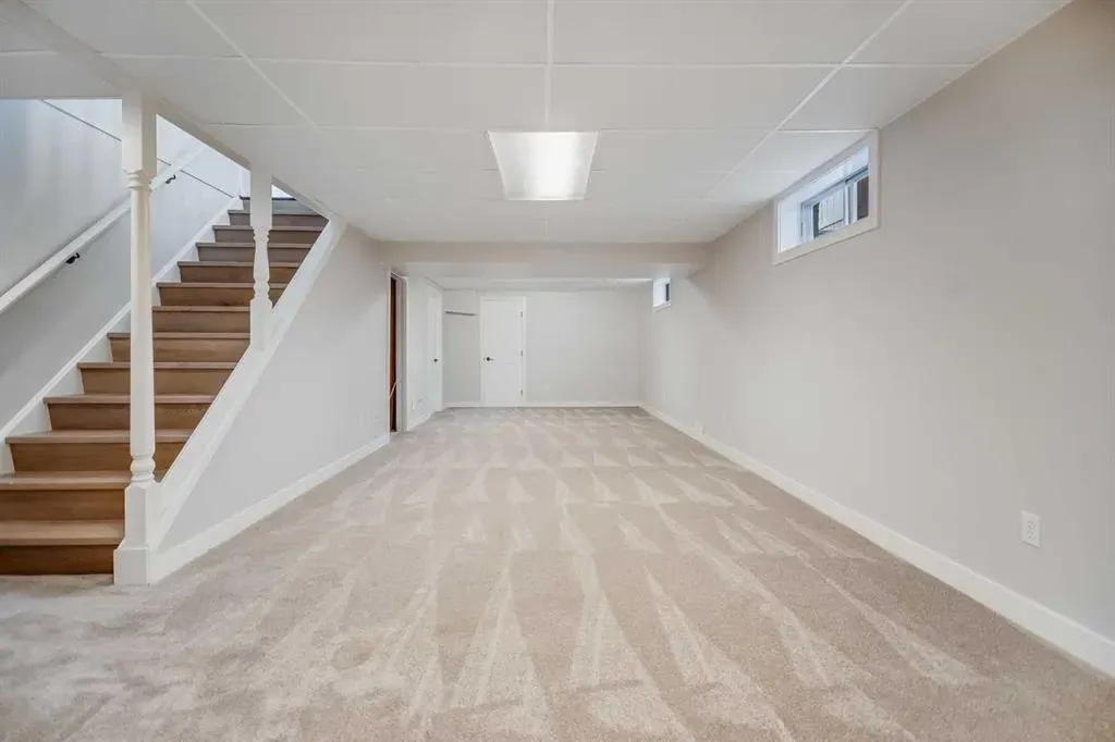 92 Woodford Drive SW