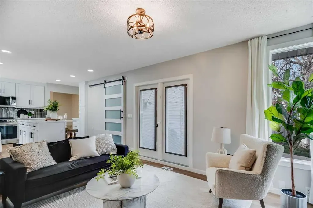 92 Woodford Drive SW