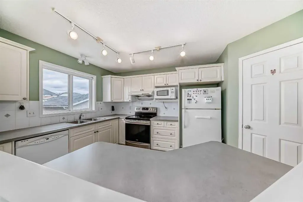 28 Country Hills Manor NW