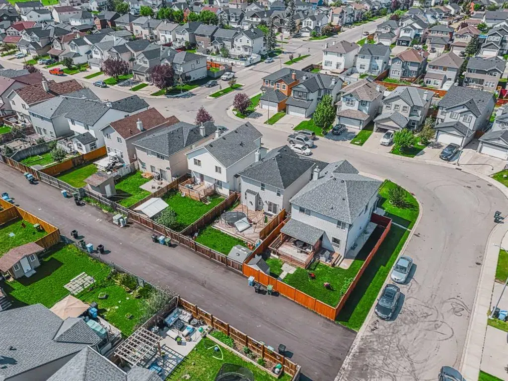 83 Martha's Close NE