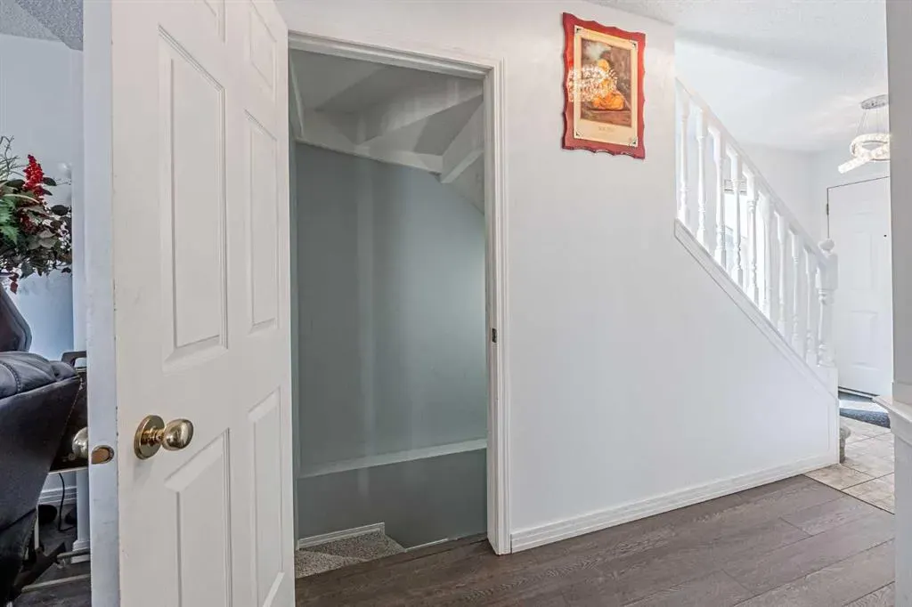 83 Martha's Close NE