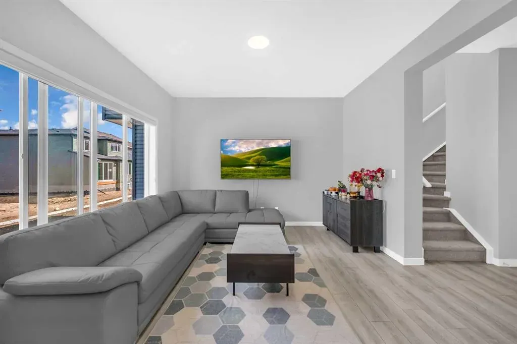 154 Silver Spruce Grove SW