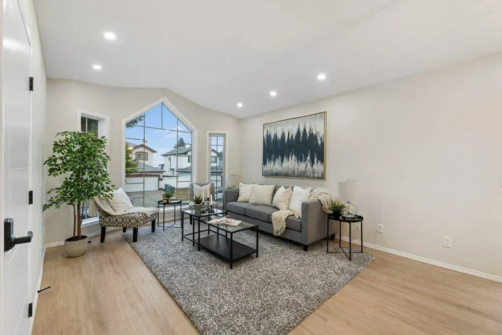 74 Anaheim Circle NE