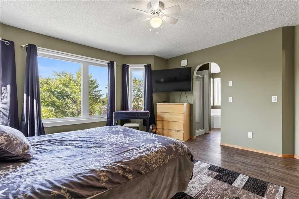 10 Douglas Glen Crescent SE