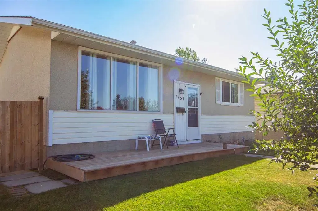 1251 Penedo Crescent SE