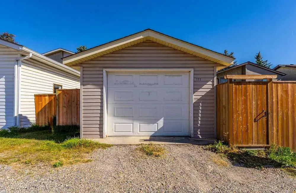 111 ABINGER Crescent NE