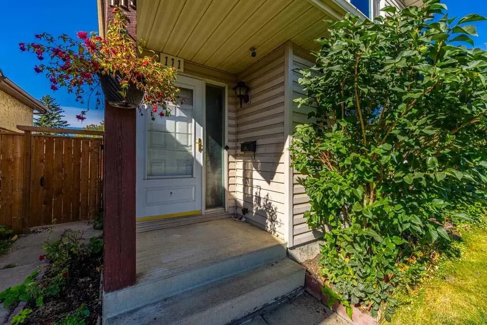 111 ABINGER Crescent NE