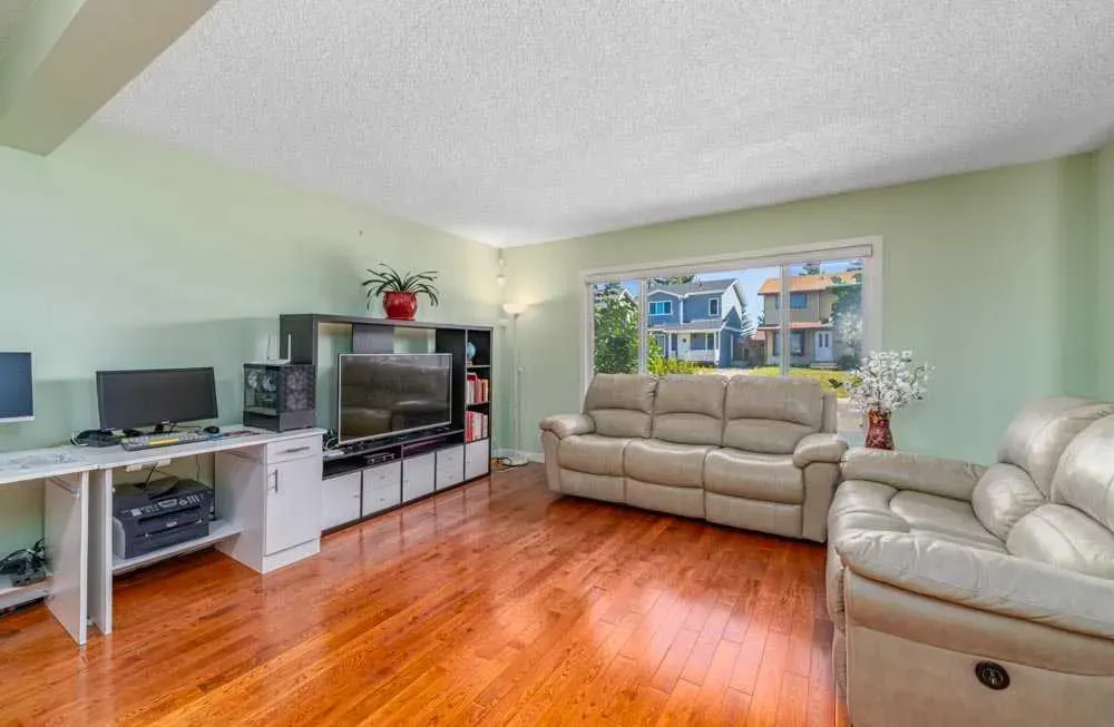111 ABINGER Crescent NE