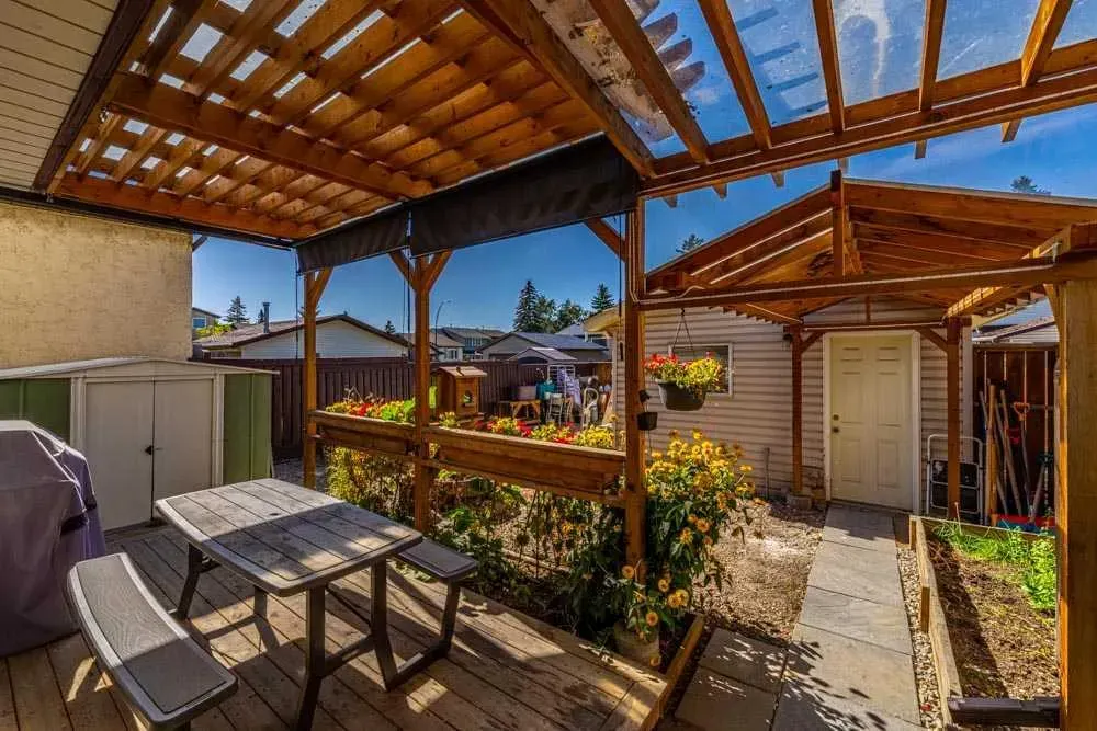 111 ABINGER Crescent NE