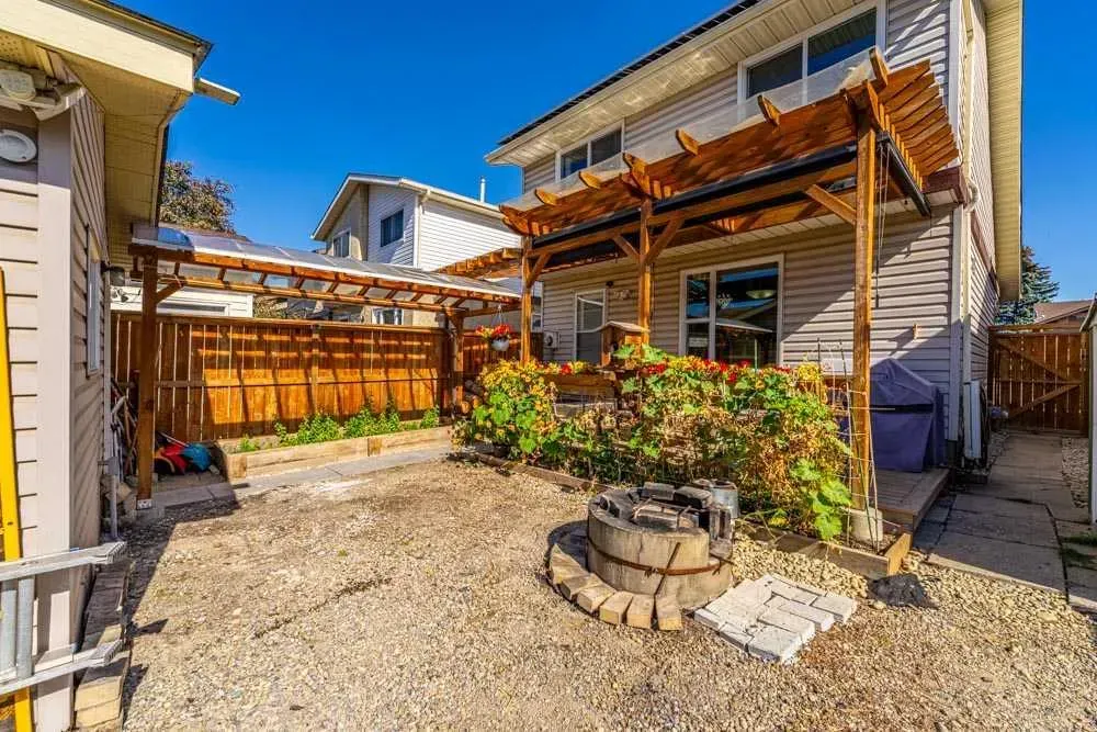 111 ABINGER Crescent NE