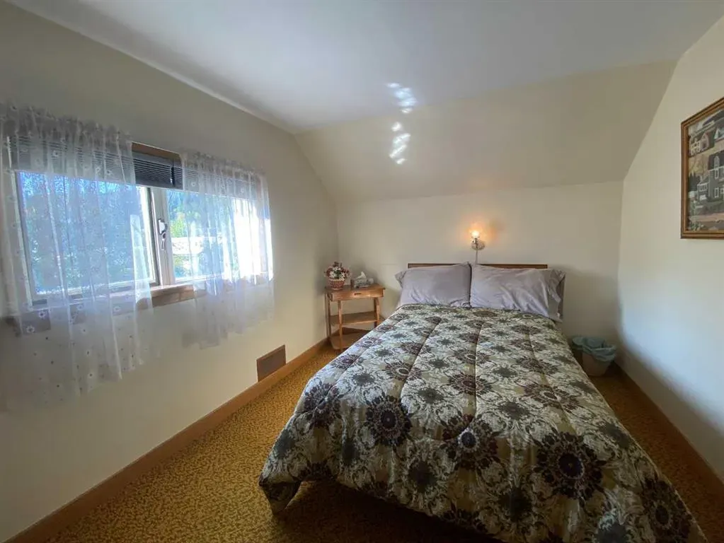 13014 18 Avenue