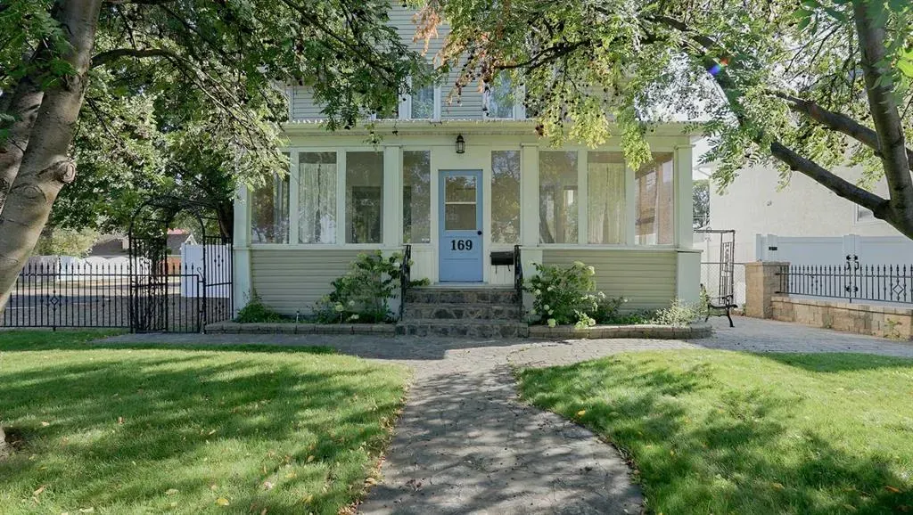 169 5 Street SE