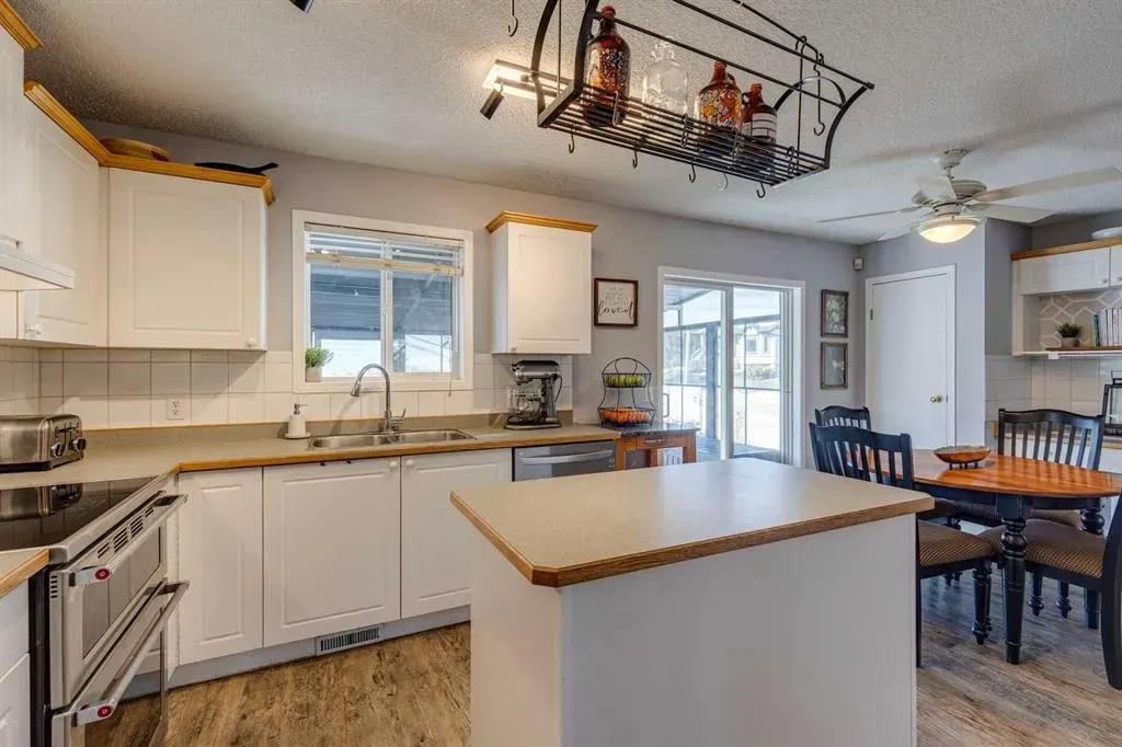 201 Citadel Forest Close NW