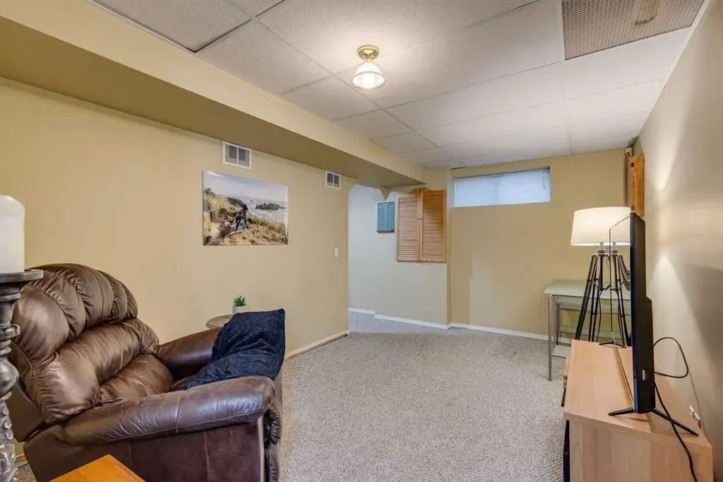 201 Citadel Forest Close NW