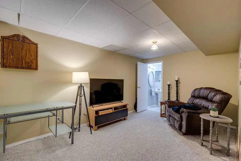 201 Citadel Forest Close NW