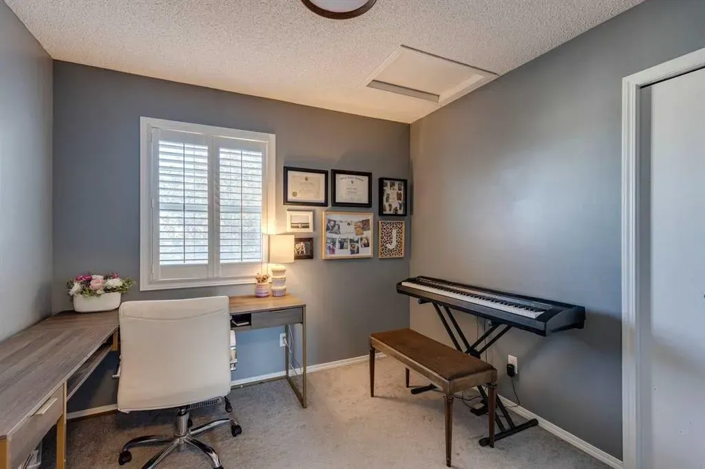 201 Citadel Forest Close NW