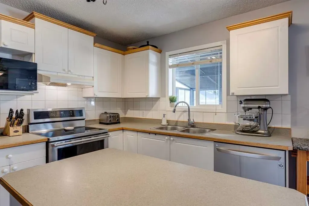 201 Citadel Forest Close NW