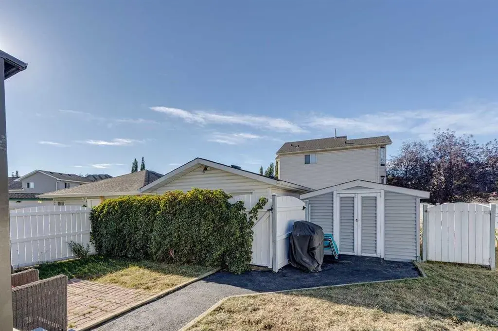 201 Citadel Forest Close NW
