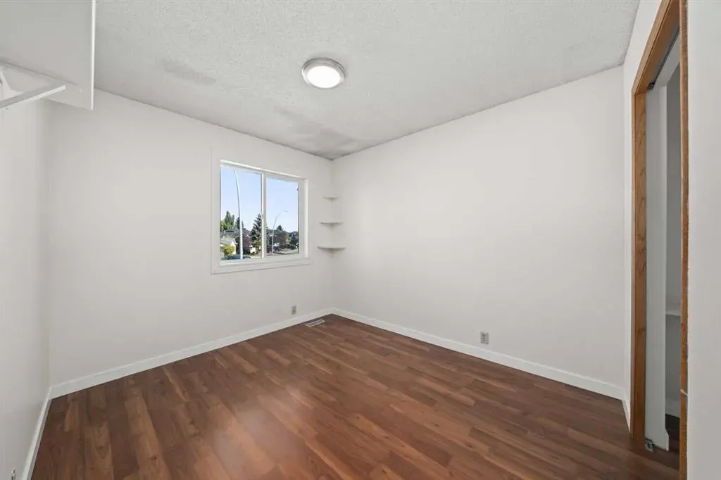 24 Riverside Crescent SE