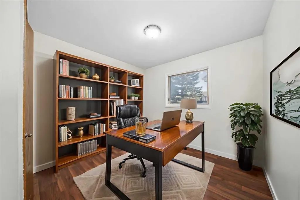 24 Riverside Crescent SE