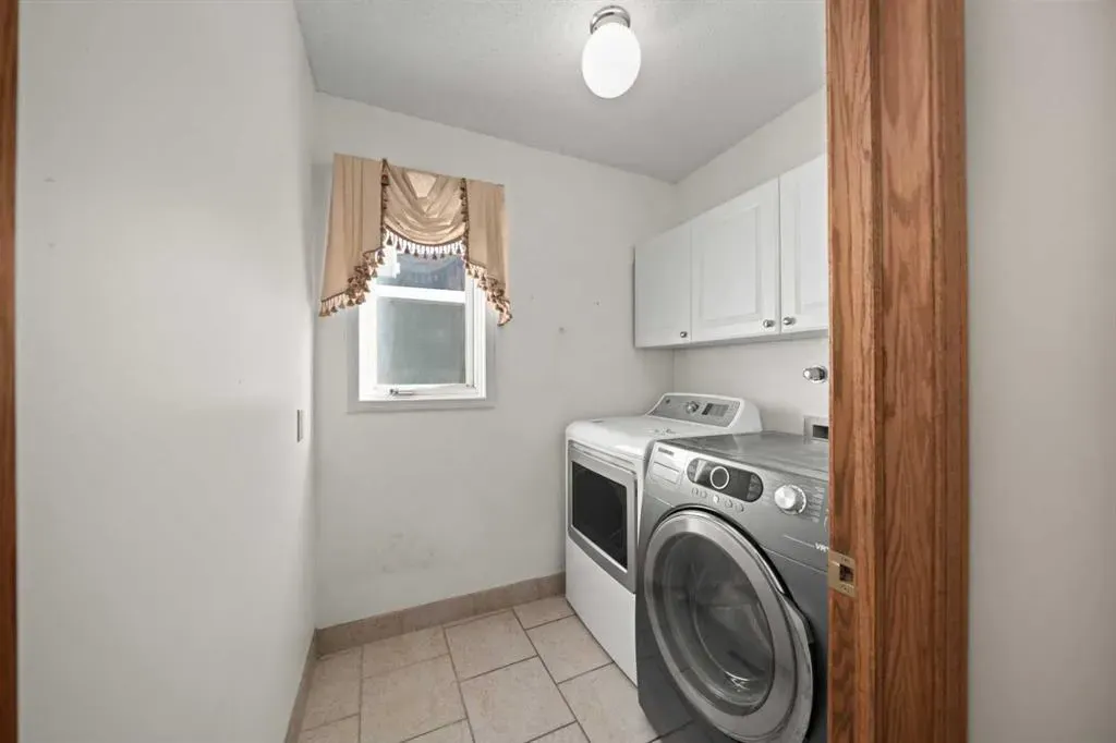 24 Riverside Crescent SE