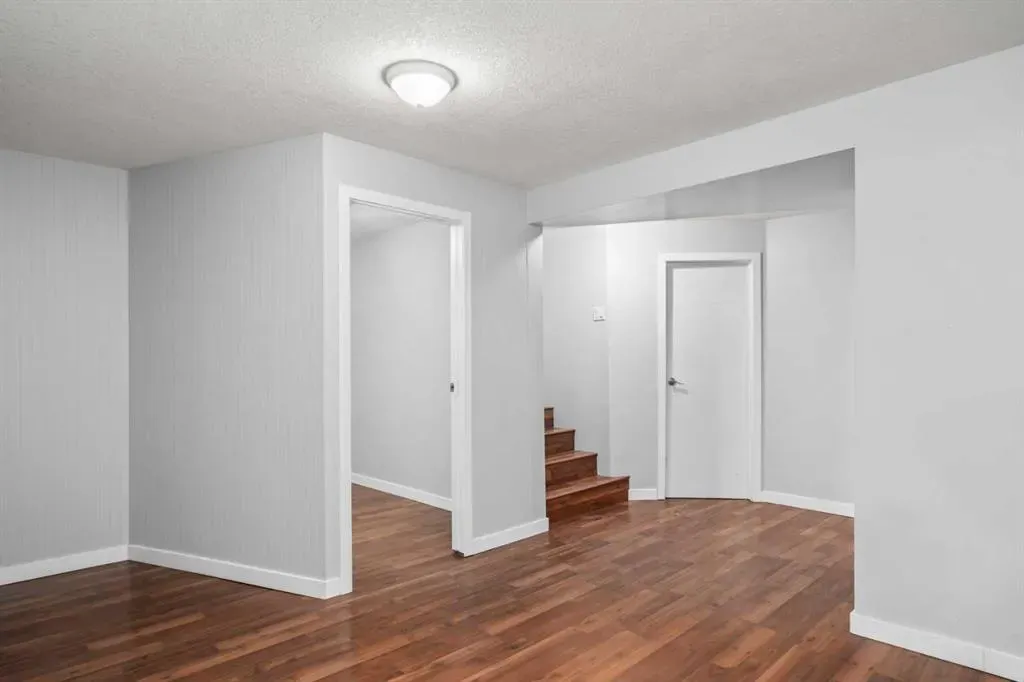24 Riverside Crescent SE