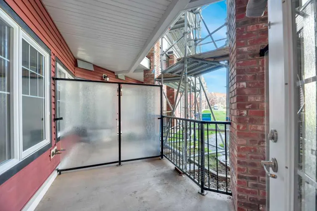 60 Royal Oak Plaza NW, #127