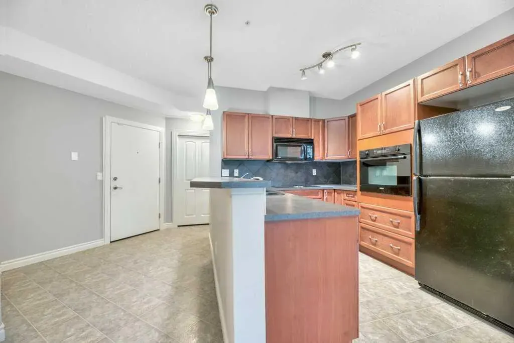 60 Royal Oak Plaza NW, #127