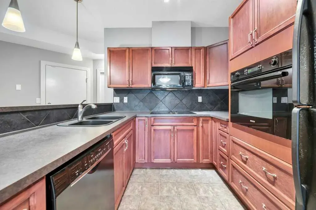 60 Royal Oak Plaza NW, #127