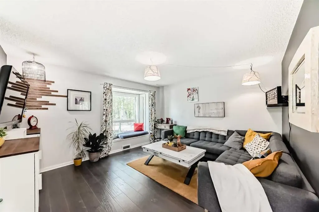 12 Taraglen Road NE