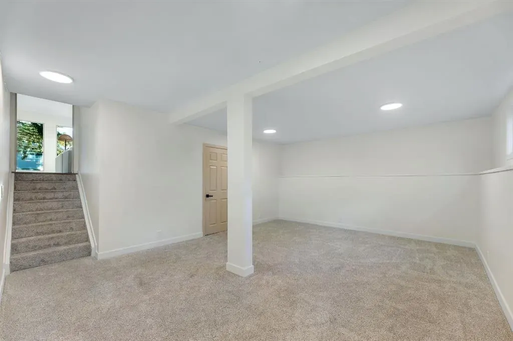 212 Midlawn Close SE