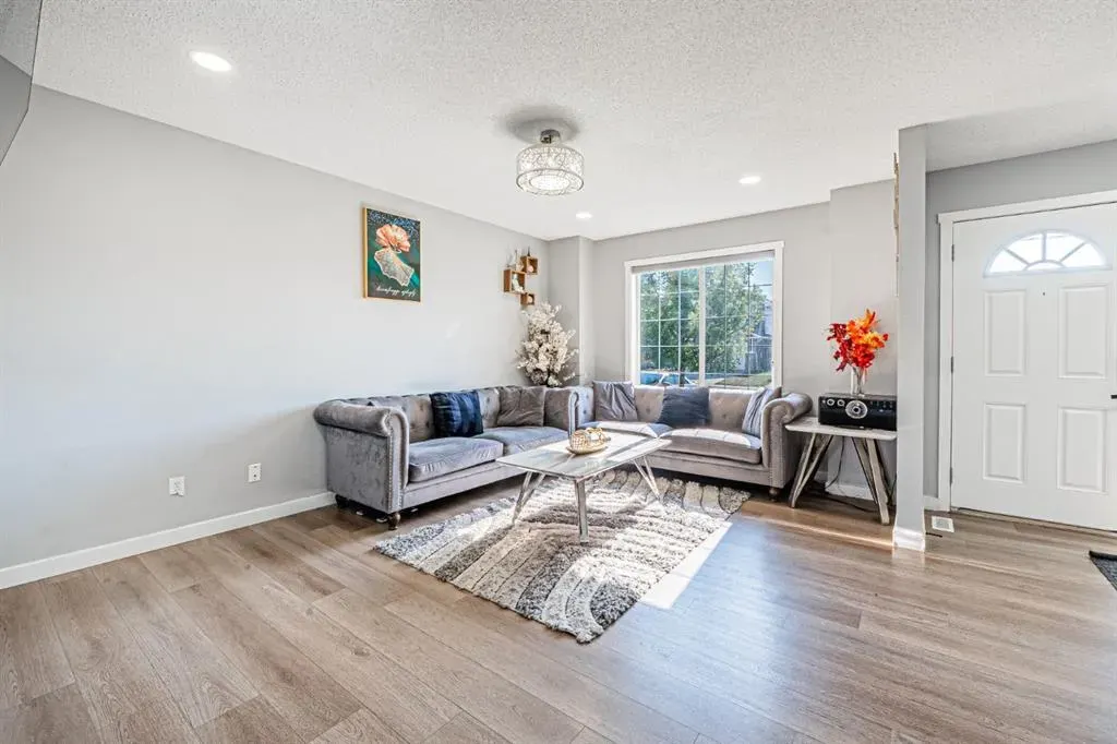 10 Taralake Lane NE