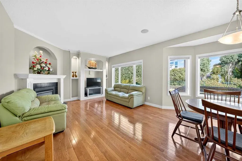 218 Royal Bay NW