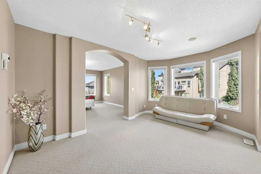 218 Royal Bay NW
