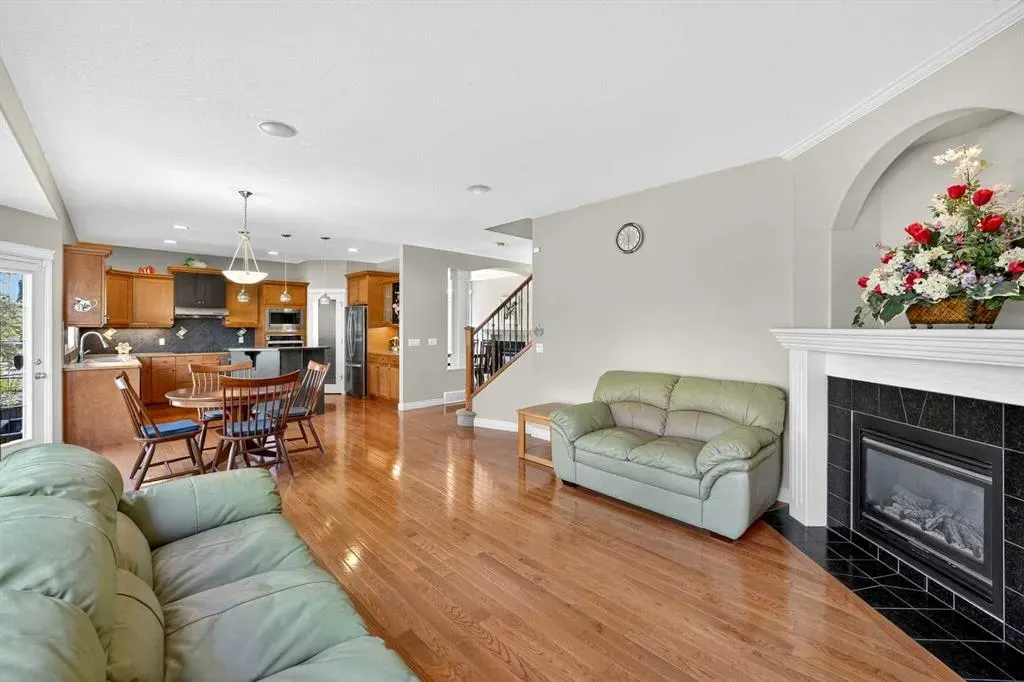 218 Royal Bay NW