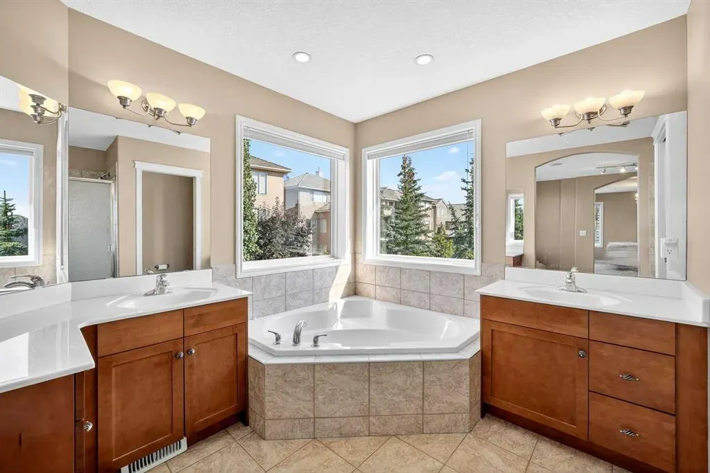 218 Royal Bay NW