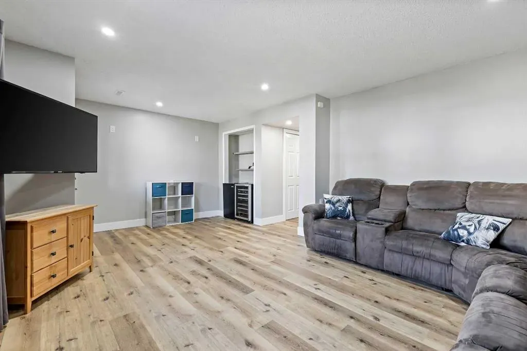 194 Canals Close SW