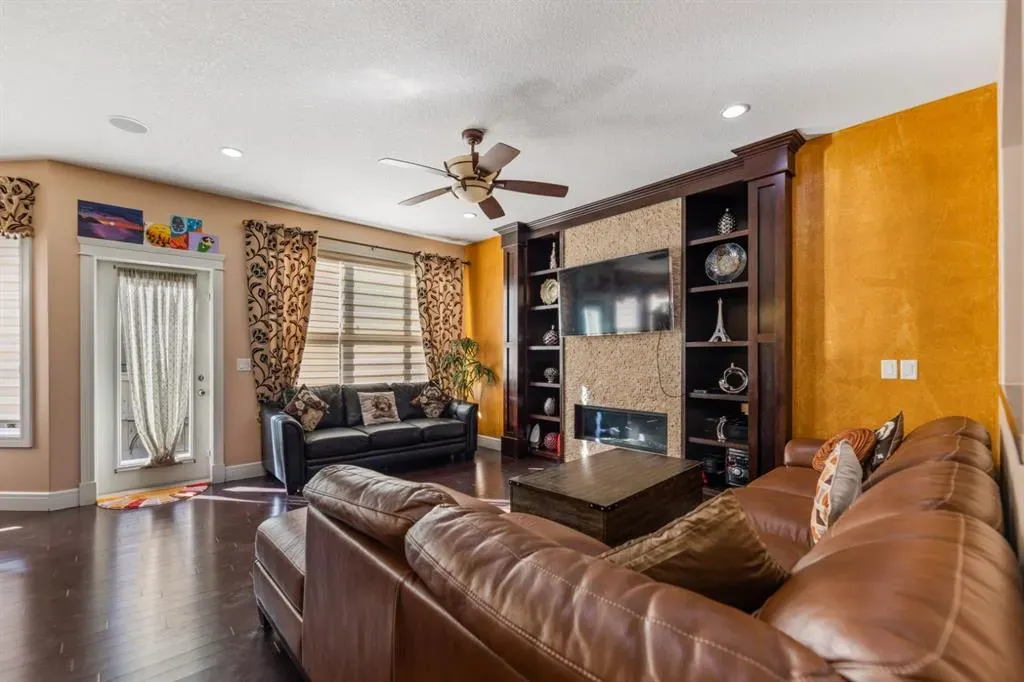 19 SADDLELAKE View NE