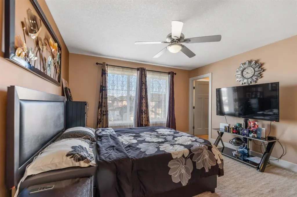 19 SADDLELAKE View NE