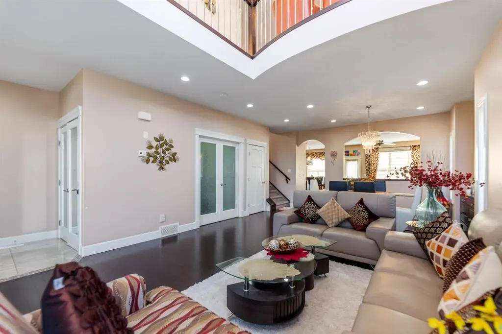 19 SADDLELAKE View NE