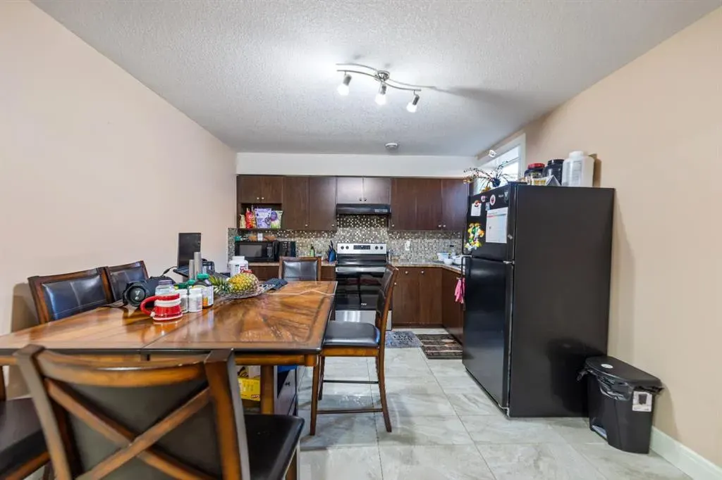 19 SADDLELAKE View NE