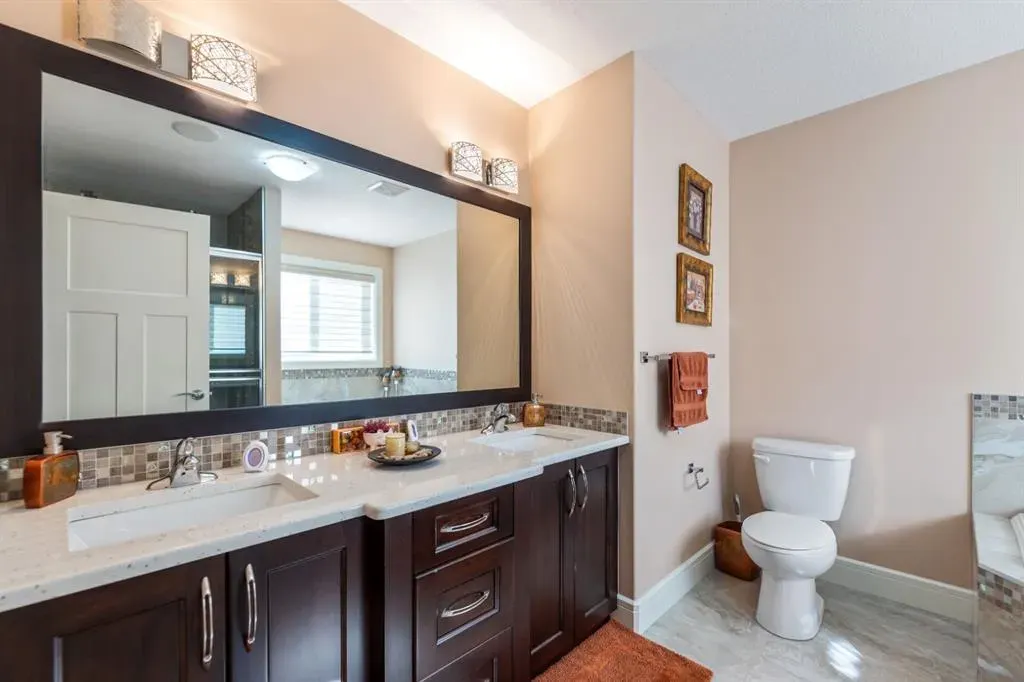 19 SADDLELAKE View NE