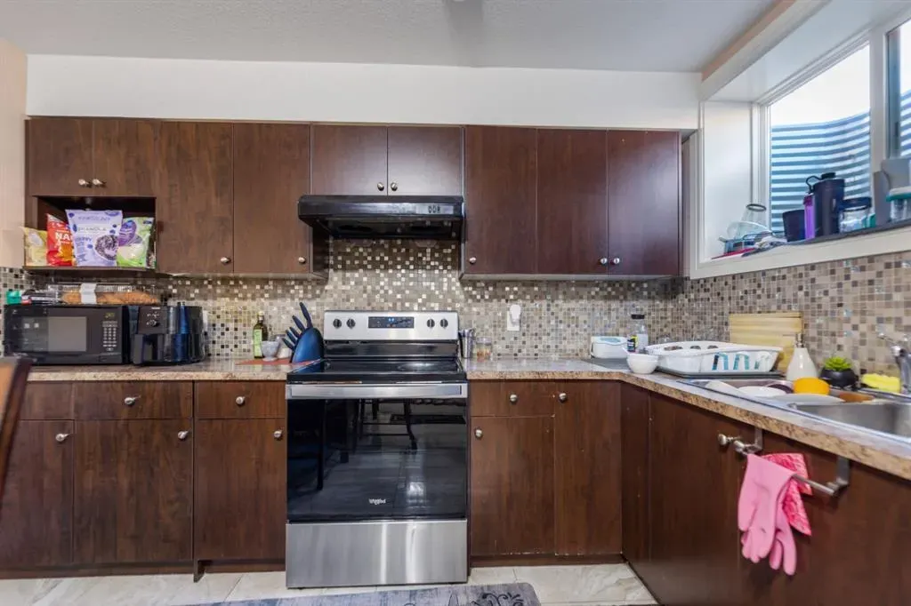 19 SADDLELAKE View NE