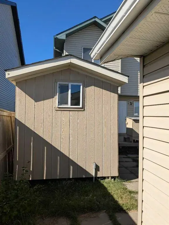 179 Saddlemead Green NE