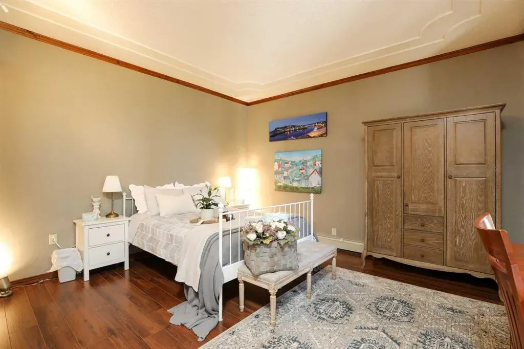 107 Temple Crescent W