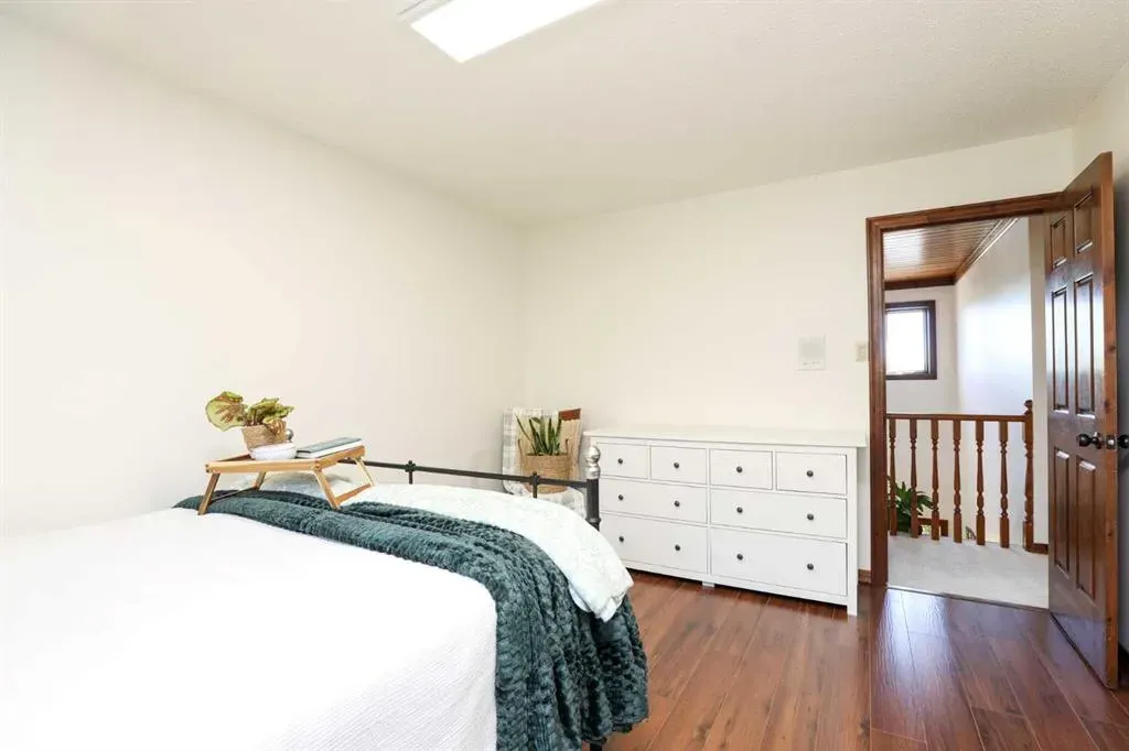107 Temple Crescent W