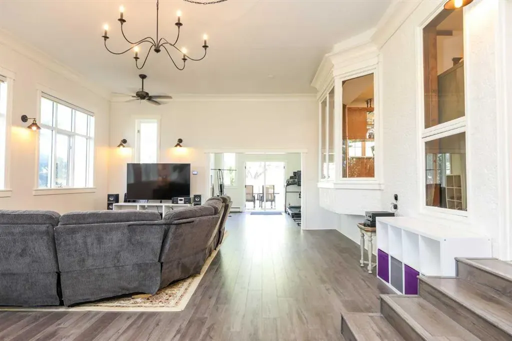 107 Temple Crescent W